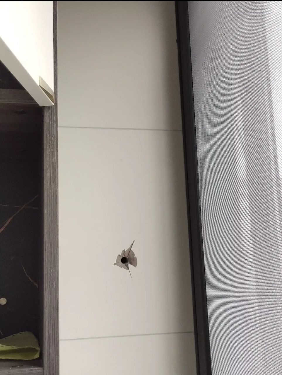 墙砖上的孔洞用啥装饰最好(墙砖上有洞用什么修补比较漂亮)